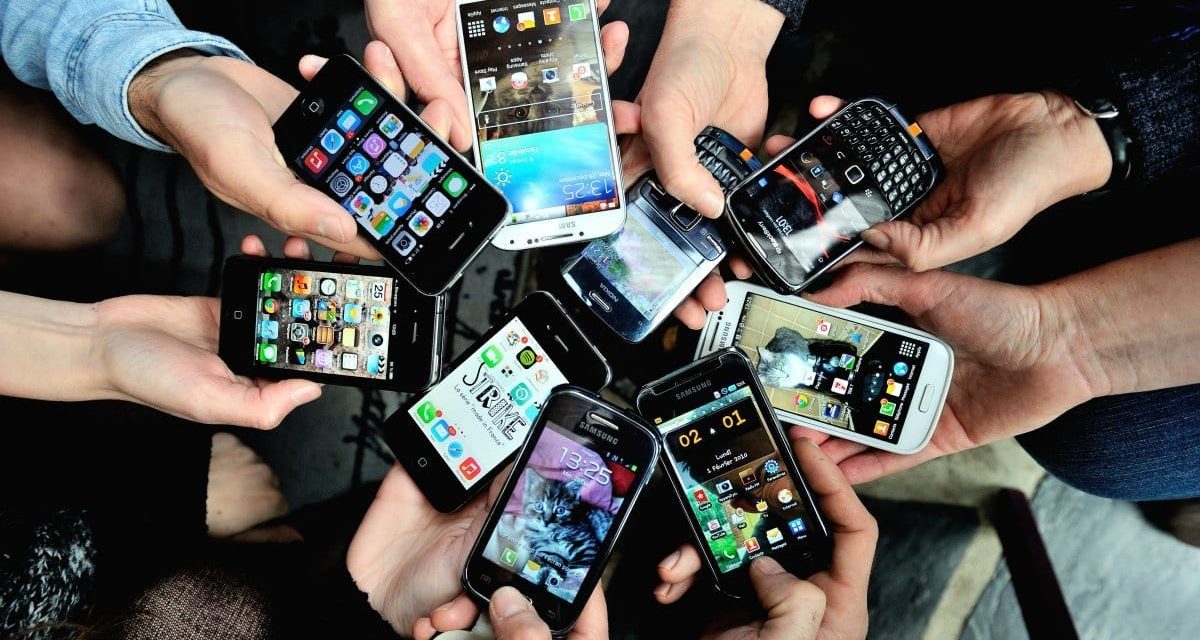 IELTS Writing Sample 9 – Mobile phones should be banned like smoking?